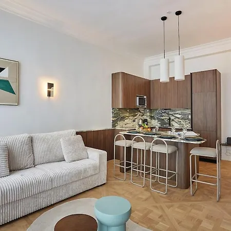Appartement On The Champs Elysees