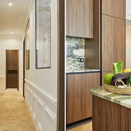 On The Champs Elysees París