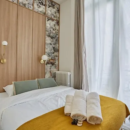 On The Champs Elysees París